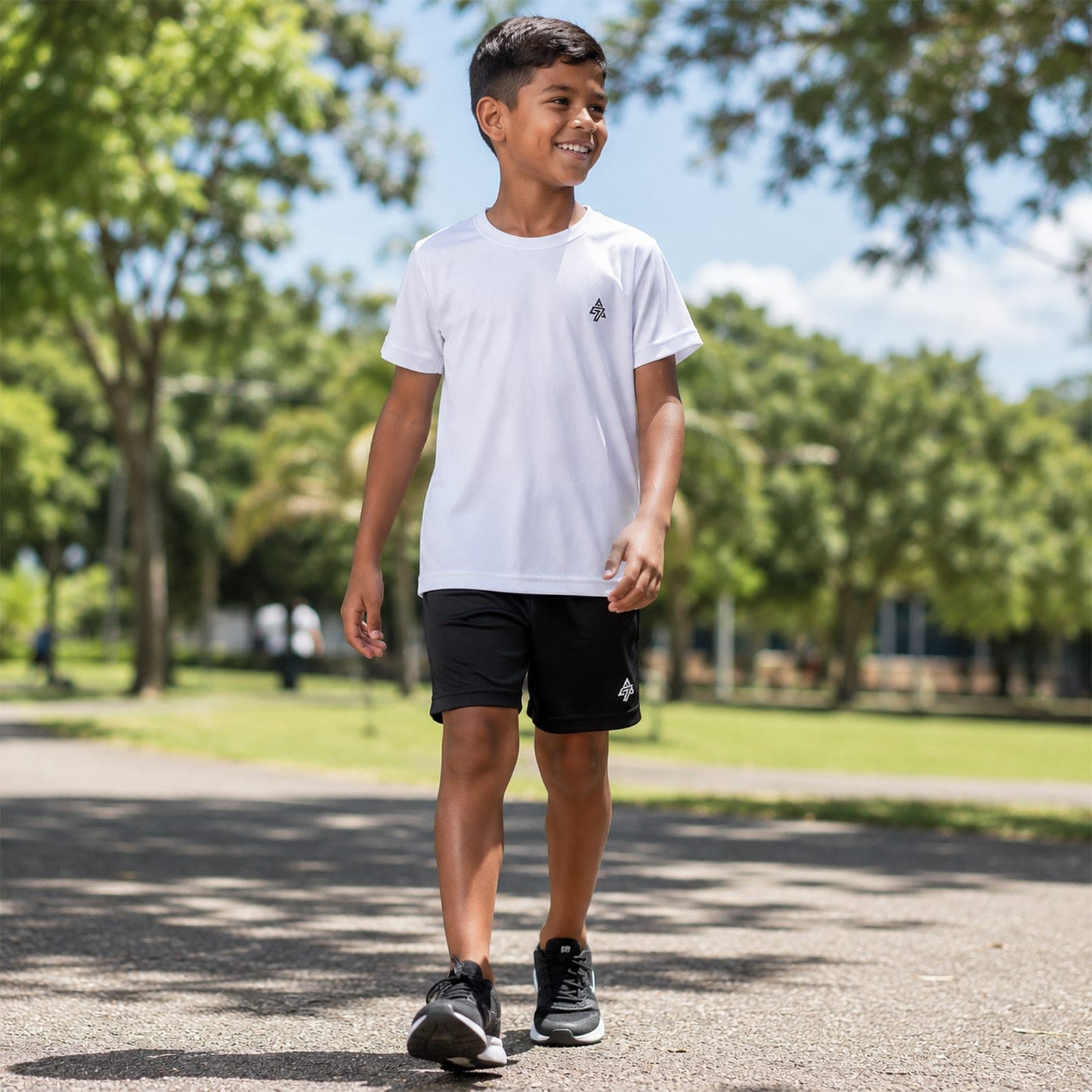 Criança correndo com camiseta dry-fit Adon7
